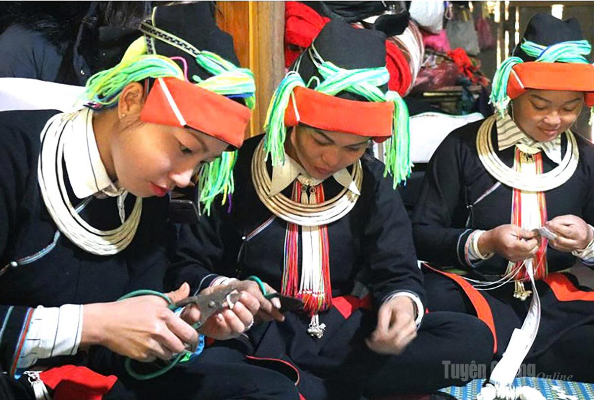 Tuyên Quang: Bảo tồn nghề chạm bạc người Dao ở Cao Bồ