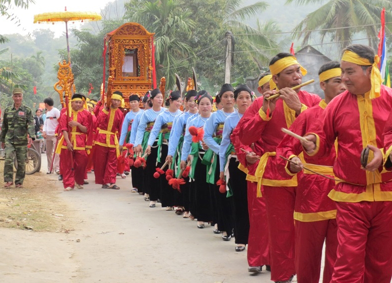 Hàng ngàn người tham dự Lễ hội khai hạ tại suối cá thần Cẩm Lương (Thanh Hóa)