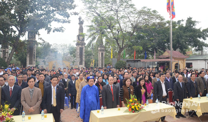 Hàng nghìn du khách về dự Lễ hội đền Hoàng Mười (Nghệ An)
