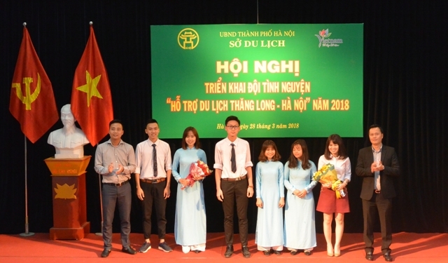 300 sinh viên tình nguyện hỗ trợ du khách đến Hà Nội