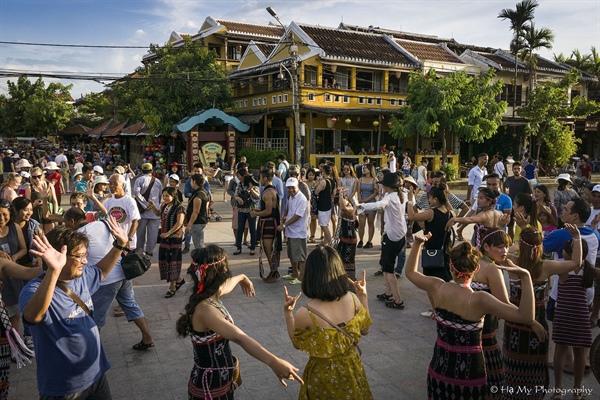 Quảng Nam: Mang văn hóa các dân tộc thiểu số xuống phố phục vụ du khách