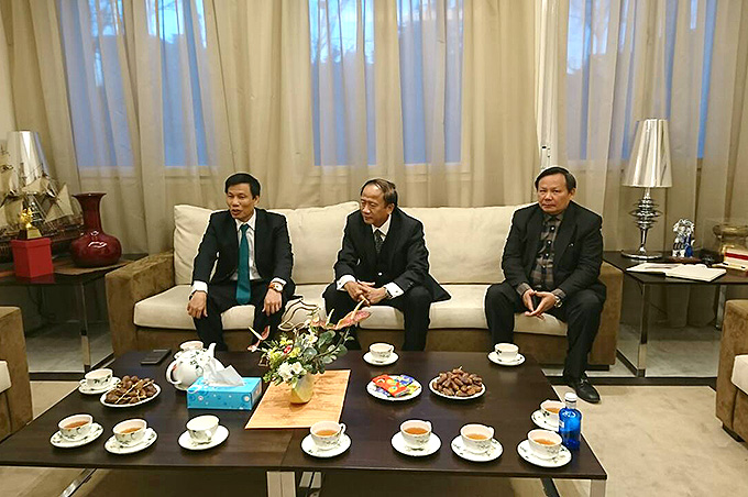 Bộ trưởng Nguyễn Ngọc Thiện làm việc với Đại sứ Việt Nam tại Tây Ban Nha