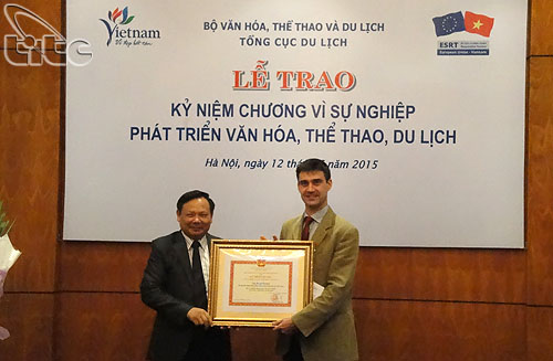 Trao tặng Kỷ niệm chương “Vì sự nghiệp Văn hóa, Thể thao và Du lịch” cho Bí thư thứ nhất Phái đoàn Liên minh châu Âu tại Việt Nam