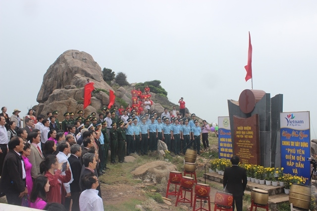 Phú Yên long trọng chào cờ đầu năm gắn với quảng bá du lịch