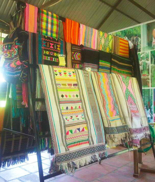 Trưng bày sản phẩm dệt thổ cẩm ở khu du lịch Madagui
