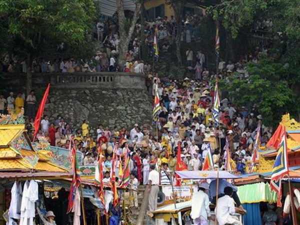Hàng vạn khách tham dự Lễ hội truyền thống điện Huệ Nam (Thừa Thiên - Huế)