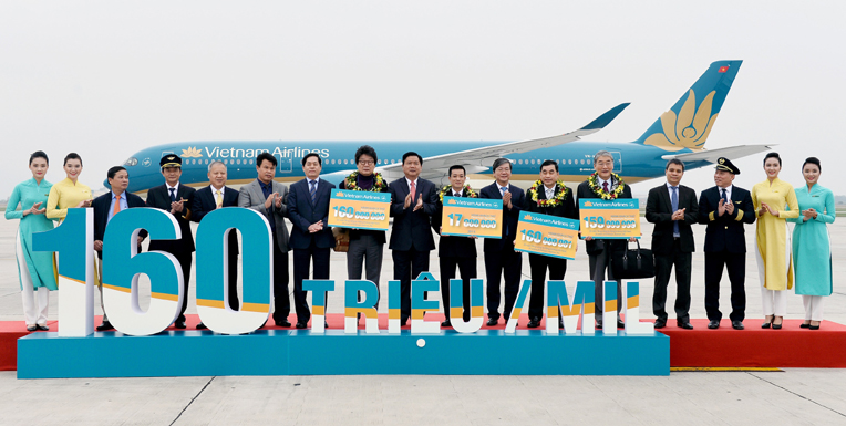 Vietnam Airlines tổ chức lễ đón hành khách thứ 160 triệu trong 20 năm thành lập và hành khách thứ 17 triệu của năm 2015