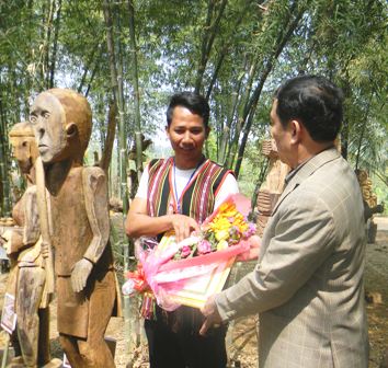 Trao giải Hội thi tạc tượng gỗ dân gian Tây Nguyên năm 2017