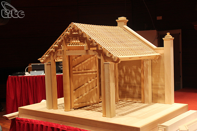 Bảo tàng Hà Nội đón nhận mô hình cổng làng Mông Phụ do Giáo sư người Nhật Bản trao tặng 