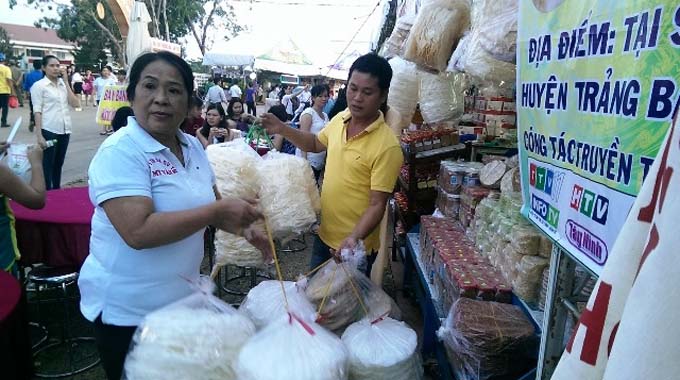 Đặc sắc lễ hội bánh tráng phơi sương Trảng Bàng