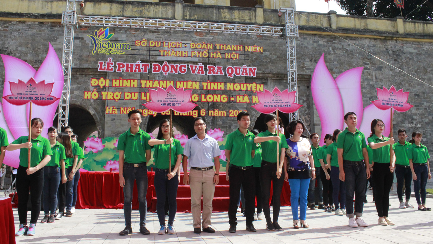 Ra quân đội hình tình nguyện “Hỗ trợ du lịch Thăng Long – Hà Nội năm 2016”