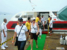Trên 2000 du khách tàu biển Superstar Virgo thăm Hạ Long