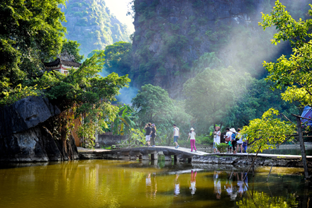 Khám phá cảnh sắc hữu tình ở chùa Bích Động (Ninh Bình)