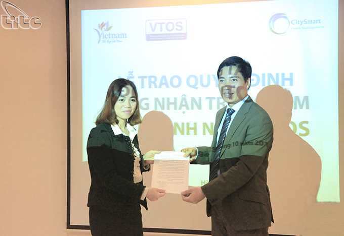 Trao chứng nhận Trung tâm thẩm định nghề VTOS cho Trung tâm đào tạo CHM