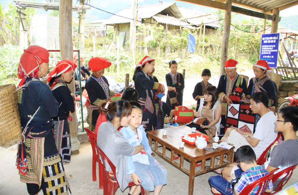 Khai mạc triển lãm ảnh “Nghề làm thổ cẩm các dân tộc Sa Pa” và Hội chợ ẩm thực 2012