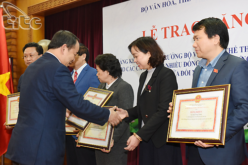 Bộ trưởng Bộ VHTTDL tặng Bằng khen cho các cá nhân có nhiều đóng góp xây dựng Luật Du lịch năm 2017