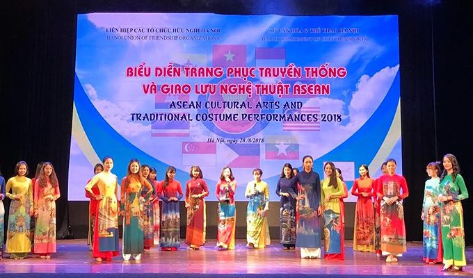 Biểu diễn trang phục truyền thống và giao lưu nghệ thuật ASEAN