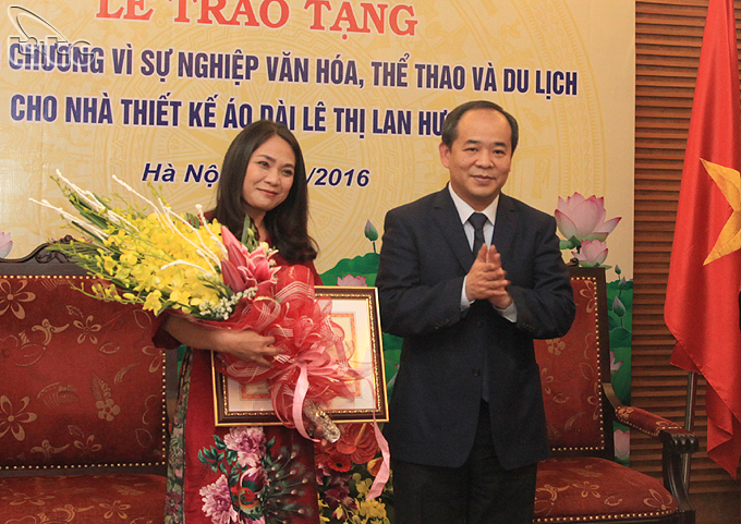 Trao kỷ niệm chương “Vì sự nghiệp Văn hóa, Thể thao và Du lịch” cho Nhà thiết kế áo dài Lê Thị Lan Hương