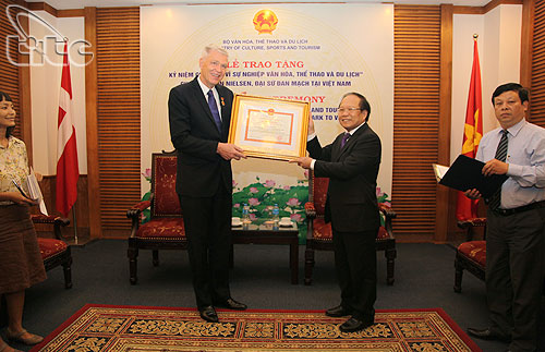 Trao tặng kỷ niệm chương “Vì sự nghiệp VHTTDL” cho Đại sứ Đan Mạch tại Việt Nam 