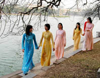 Duyên dáng áo dài truyền thống Việt Nam