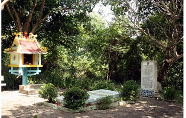 Viếng thăm mộ Bác sĩ Yersin ở Khánh Hòa