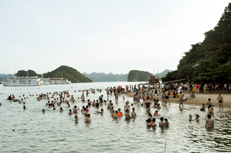 Tắm biển ở Hạ Long