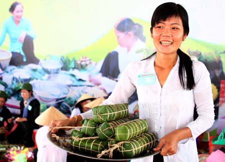 Bánh tét là món ăn dân dã, quen thuộc với người dân Việt trong những dịp lễ tết truyền thống. Ảnh: Duy Khương - TTXVN