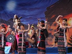 Biểu diễn nghệ thuật dân tộc truyền thống tỉnh Quảng Nam. (Ảnh: Phương Hoa/TTXVN)