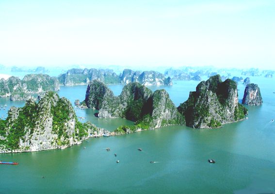 Vịnh Hạ Long là một trong những thắng cảnh siêu thực nhất thế giới