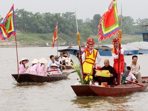 Cầu siêu trên sông Hồng, một nghi lễ quan trọng của lễ hội. (Ảnh: Trần Việt/TTXVN)
