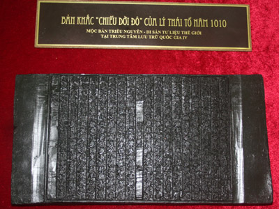 Trao phiên bản khắc mộc “Chiếu dời đô” cổ nhất cho Hà Nội