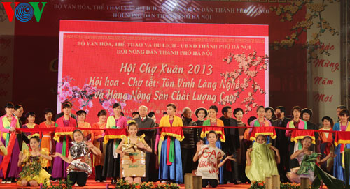 Khai mạc Hội xuân tôn vinh làng nghề và hàng nông sản