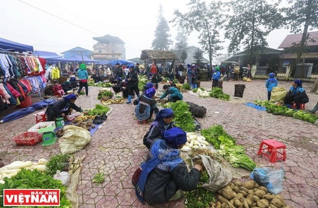 Phiên chợ trong sương độc đáo của người dân tộc ở Ý Tý (Lào Cai)