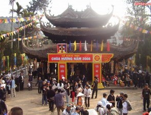 Hà Nội: Du khách tham quan chùa Hương tăng 10%
