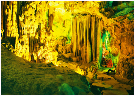 Phát hiện chum cổ trong động Phong Nha (Quảng Bình)