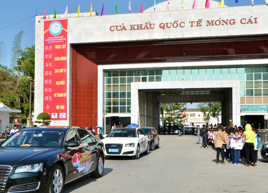 Xe du lịch tự lái hoạt động qua lại giữa Móng Cái (Việt Nam) và Đông Hưng (Trung Quốc) chính thức được thí điểm