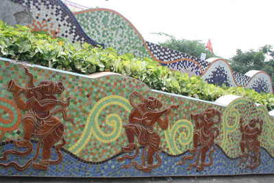 Kiệt tác gốm sứ trên đê sông Hồng (Hà Nội )