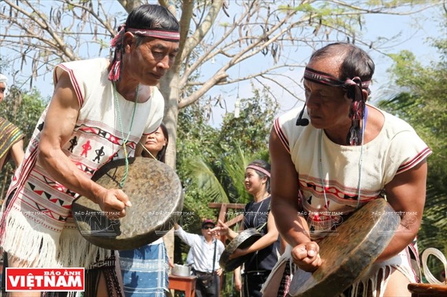 Cồng chiêng - sứ giả văn hóa kết nối du khách với đại ngàn Tây Nguyên