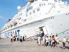 TP.HCM đón 2.100 du khách tàu biển và thuyền viên Costa Romantica