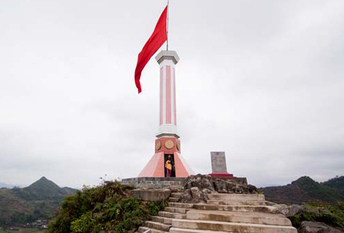 Tham quan cột cờ Lũng Cú, Hà Giang