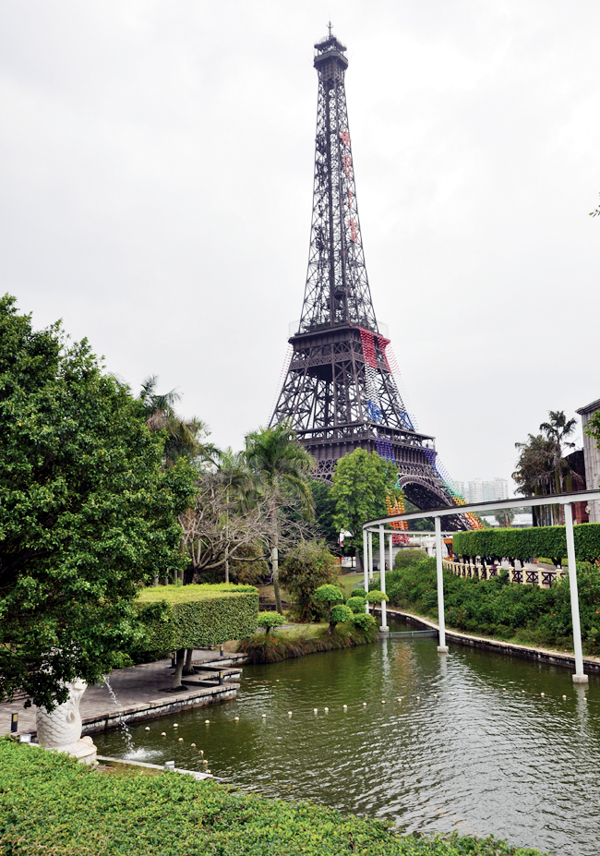 Tháp Eiffel của thủ đô Pari, Pháp.