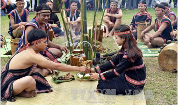 Con trai Gia Rai biết đan gùi không lo “ế vợ”