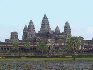 Đền cổ Angkor Wat nổi tiếng thu hút đông du khách nước ngoài. (Ảnh: Xuân Khu/Vietnam+)