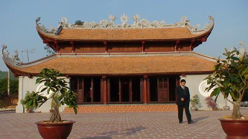 Thăm đền thờ nữ tiến sĩ Nguyễn Thị Duệ ở Hải Dương