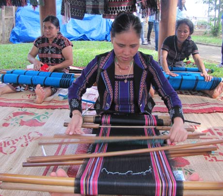 Trình diễn dệt Zèng tại Festival nghê truyền thống Huế 2013. (Ảnh: H.G. - NetCodo)