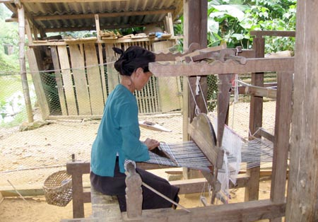 Khôi phục và phát triển nghề dệt thổ cẩm truyền thống ở xã Yên Cường (Bắc Mê, Hà Giang) 
