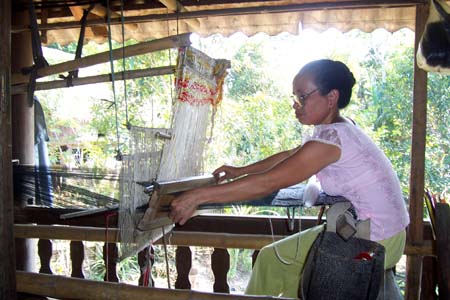 Phát triển nghề dệt thổ cẩm ở huyện miền núi Kỳ Sơn - Nghệ An