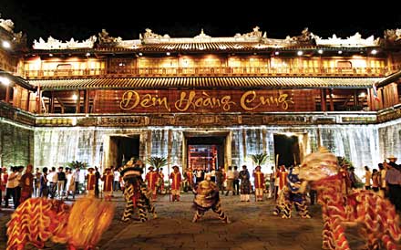 Thừa Thiên-Huế khai thác tiềm năng văn hoá và lễ hội phục vụ phát triển du lịch, dịch vụ