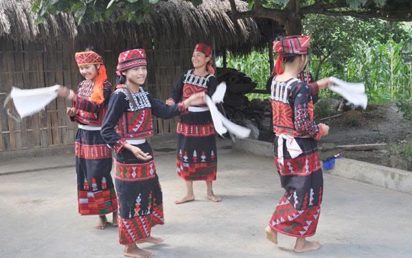 Giữ điệu múa cổ truyền dân tộc Xa Phó (Lào Cai)