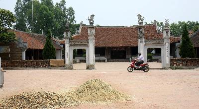 Khách đến làng cổ Đường Lâm tăng mạnh